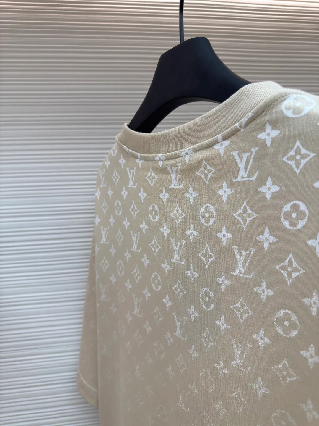 LOUIS VUITTON Gradient presbyopic T-shirt ●Authentic product: Purchased and developed by 8450 ●Item number: 1680205-A10 ●Fabric: refined sulfur cotton fabric ●Technology: printing production ●Version: fitted version ●Weight: about 275 grams ●Size: XS-S-M-L ●Description: The fabric is made of 32s double-ply combed cotton compact siro-spun yarn, matched with 1*1 flat knitted cotton thread. The entire garment's front and rear panels, left and right sleeves, are printed with Kornit white ink digital direct injection. The first draft is made based on the Y-plate scanned pattern, and the clarity of the first draft is corrected by hand to ensure that the printed flower pieces have a gradient and orderly visual effect. The overall wiring is straight and delicate, the fabric is comfortable and soft, and the color is consistent without color difference. It can be matched with the same style to create a fashionable look and control various occasions. Customized accessories, complete with three standards, same style for men and women!